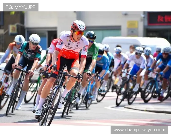 自行车世锦赛现摔车事故 车手互助画面获赞体育精神